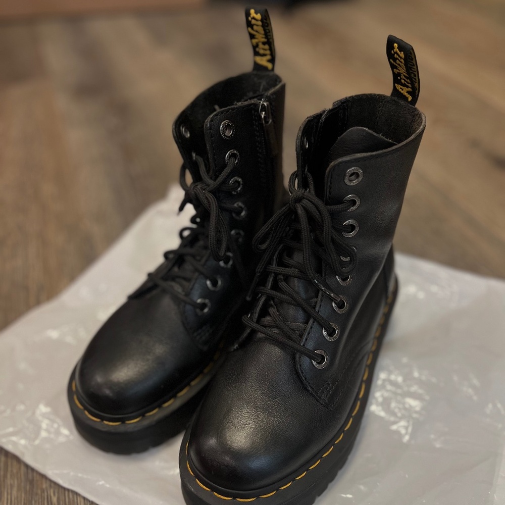 Dr. Marten Jadon III boots - Pisa leather platforms Womens 5 Mens 4